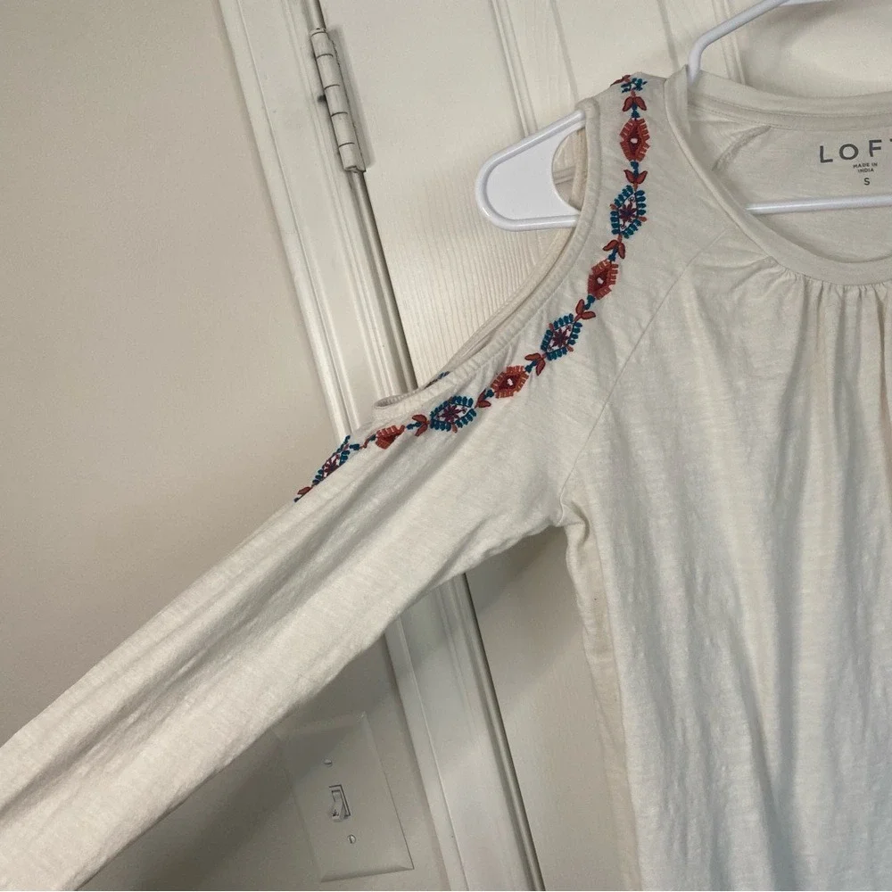 LOFT Womens Small Cream Embroidered Flower Cold Shoulder Top Spring Casual Top‎
